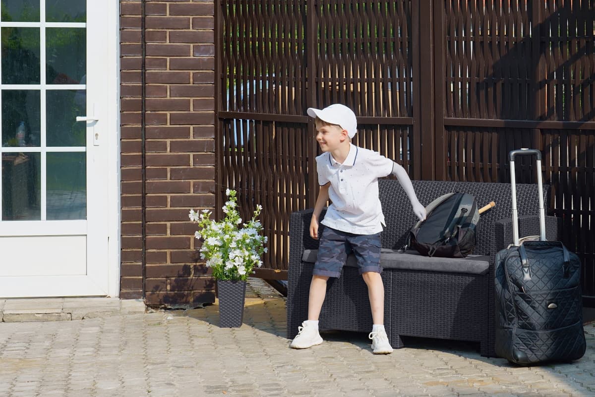 Диван двухместный ARIZONA антрацит подушки серые